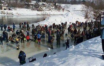 Под Гродно человек проехал 12 метров по льду на надувном матрасе, чтобы спасти тонущих рыбаков - charter97.org - Белоруссия