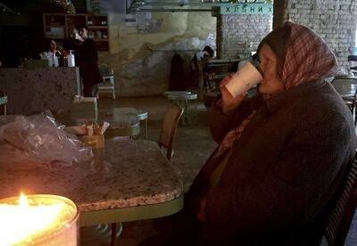 У центрі Києва адміністратор ресторану вигнала бабусю, яка попросила гарячої води - facenews.ua - Украина