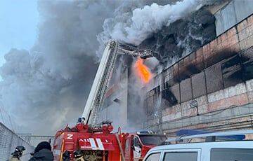 Еще один масштабный пожар в России: горит крупный завод в Барнауле - charter97.org - Россия - Украина - Московская обл. - Белоруссия - Барнаул