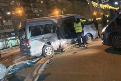 Маршрутка с пассажирами попала в аварию в центре Новосибирска - novos.mk.ru - Новосибирск