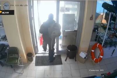 В Новосибирске мужчина украл рюкзак и сапоги из магазина во время примерки - novos.mk.ru - Новосибирск