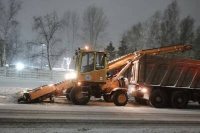 Стало известно, сколько снегоуборочных машин избавляли Новгород от снега в выходные - mk.ru - Великий Новгород
