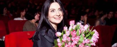 Екатерина Стриженова - Екатерина Стриженова отвозит все подаренные ей цветы на могилу покойной матери - runews24.ru
