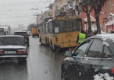 Раритетный рязанский троллейбус-гармошка попал в ДТП на Первомайском проспекте - ya62.ru - Рязань