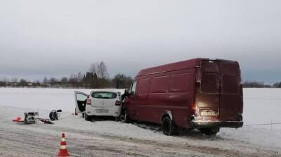 Два человека погибли при лобовом столкновении легковушки и микроавтобуса в Ушачском районе - belta.by - Белоруссия - Sandero - Витебск