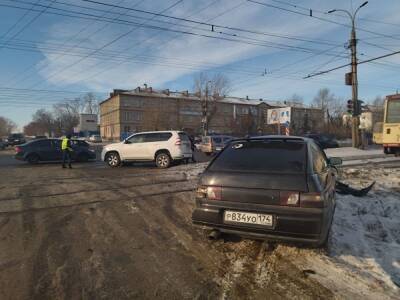Александр Егоров - В Челябинске на трамвайных путях столкнулись три автомобиля - znak.com - Челябинск