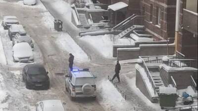 Мужчина упал с десятого этажа на проходившую под окнами девочку в Петербурге - 5-tv.ru - Санкт-Петербург - район Северной - Скончался
