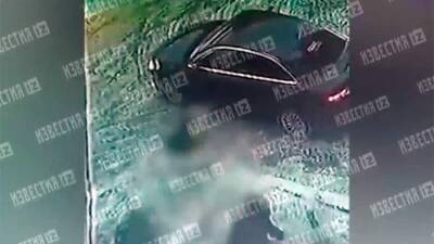 В Санкт-Петербурге мужчина выпал из окна на проходящую девочку - iz.ru - Санкт-Петербург - Израиль - Скончался