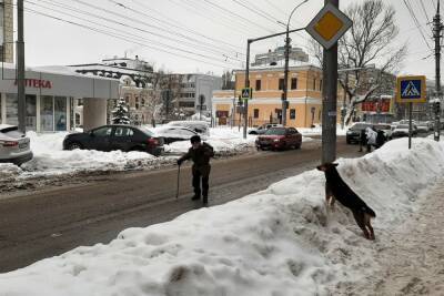 В Саратове пешеходы передвигаются по проезжей части из-за заваленных снегом тротуаров - saratov.mk.ru - Саратов