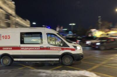 В Санкт-Петербурге мужчина упал с 18-го этажа на 10-летнюю девочку - aif.ru - Москва - Санкт-Петербург - р-н Приморский