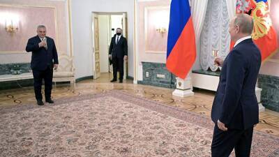 Владимир Путин - Виктор Орбан - Путин и премьер Венгрии отметили удачные переговоры бокалом шампанского - iz.ru - Москва - Россия - Украина - Израиль - Венгрия - Будапешт