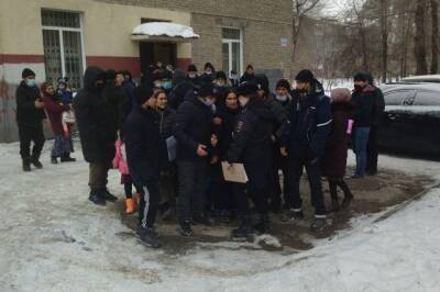 В Новосибирске толпа окружила сотрудницу полиции возле отдела миграции - sib.fm - Россия - Новосибирск - Новосибирская обл.