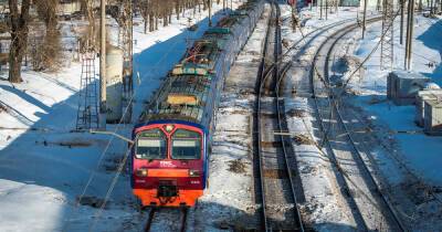 Поезд протаранил легковой автомобиль в Москве, один человек пострадал - ren.tv - Москва - Москва