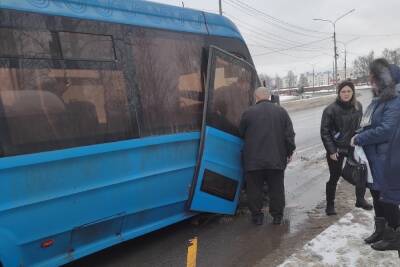 Ярославский экстрим: в областном центре у маршрутки на ходу оторвало дверь - yar.mk.ru - Ярославская обл. - Ярославль