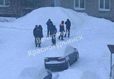 Антон Шипулин - В Краснотурьинске перед приездом депутата Госдумы 20 человек убирали снег во дворе дома - znak.com - Краснотурьинск