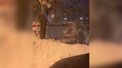 Жителям Пензы пришлось выталкивать увязшую в снегу скорую - penzainform.ru - Пенза