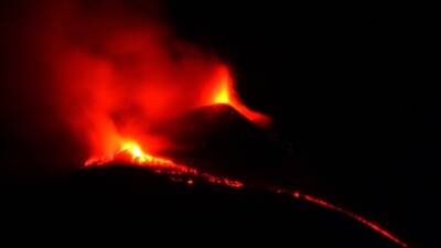 Мощное извержение вулкана Этна на Сицилии сняли на видео - 5-tv.ru - Италия