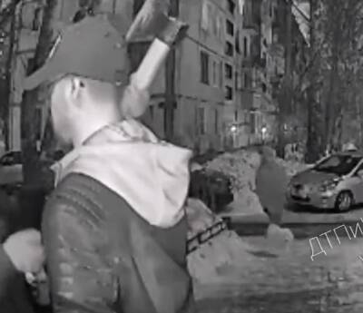 Видео: в Петербурге неадекват с топором угрожал пенсионеру расправой - ivbg.ru - Украина - Санкт-Петербург - Петербург