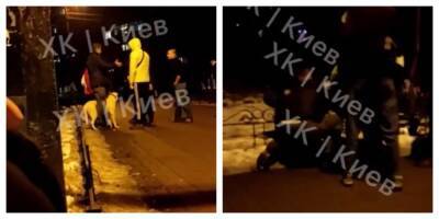Толпа хулиганов в Киеве избила учасника АТО до потери сознания: появилось видео - politeka.net - Украина - Киев - Киев