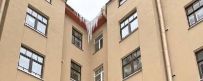 В центре Петербурга глыба льда обрушилась на маму с двухлетней девочкой - runews24.ru - Петербурга