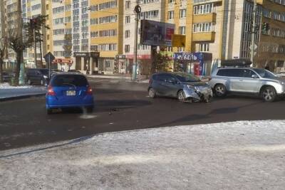 Две иномарки столкнулись на перекрёстке Новобульварная и Журавлёва в Чите - chita.ru - Забайкальский край - Чита - с. Фото