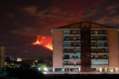 Вулкан Этна выбросил в небо тонны пепла (видео) - tvc.ru