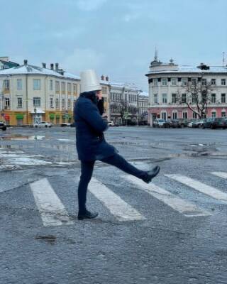 Петербуржец с ведром на голове маршировал по центру Вологды, пытаясь пристыдить мэрию - vologda-poisk.ru - Санкт-Петербург - Вологда