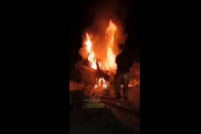 Автомобиль сгорел во дворе дома на ОбьГЭС в Новосибирске - novos.mk.ru - Новосибирск - Новосибирская обл.