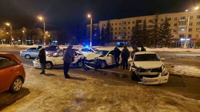 Три автомобиля столкнулись на площади Конституции в Твери - afanasy.biz - Тверь - Тверская обл.