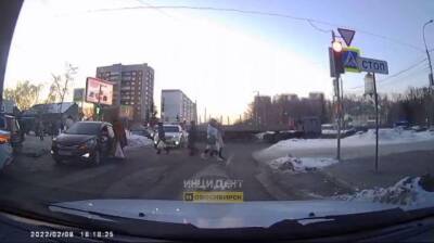 В Новосибирске водитель такси задним ходом наехал на женщину с ребёнком - sib.fm - Россия - Новосибирск - район Октябрьский, Новосибирск