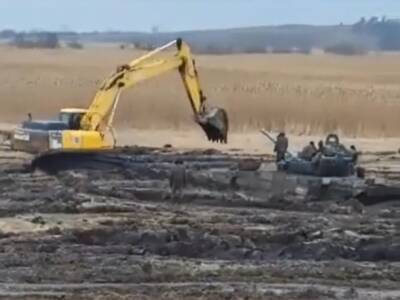 СМИ опубликовали видео российских танков, застрявших в грязи неподалеку от границы с Украиной - gordonua.com - Россия - Украина - Крым - Ростовская обл.