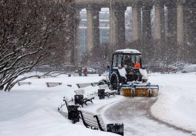 Более 240 тысяч кубометров снега вывезли с улиц Петербурга за неделю - interfax-russia.ru - Петербурга - Петербург