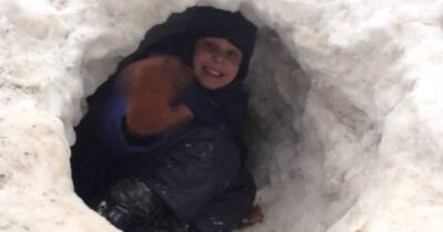 Двое детей оказались заперты под снежным обвалом во время игры - ren.tv - Магаданская обл.