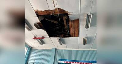 Потолок рухнул в спортивной школе в Амурской области - ren.tv - Амурская обл. - Зея