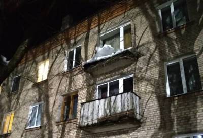 В Луге с крыши дома сошел снег и унес за собой балкон - online47.ru - Санкт-Петербург - Луга