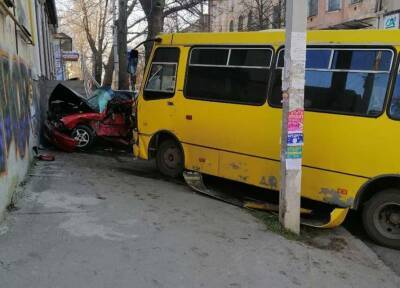 Евгений Медведев - В Херсоне маршрутка с пассажирами в результате ДТП выехала на тротуар - lenta.ua - Украина - Херсон - Запорожье - Херсон