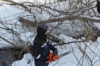 Из русла тульского водоема вытащили диван и кресло - tula.mk.ru - Тула