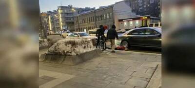 Богдан Милохин - В Москве блогера Даню Милохина сбил велосипедист, когда он выходил из своего Maybach - runews24.ru - Москва