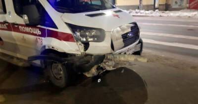 Три человека пострадали в ДТП со скорой в Челябинске - ren.tv - Челябинск