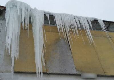 Рязанцев предупредили о вероятности несчастных случаев из-за схода снега и наледи с крыш - ya62.ru