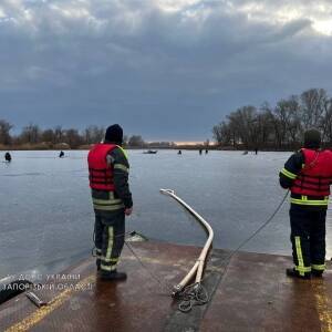 ​В Энергодаре восемь рыбаков застряли на тонком льду: идет спасательная операция. Фотофакт - reporter-ua.com - Украина - Запорожская обл.