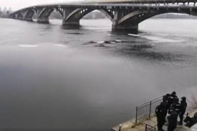 Трагедия на Днепре: молодой мужчина оказался в ледяной воде, водолазы достали тело - politeka.net - Украина - Киев - Киевская обл. - Киев