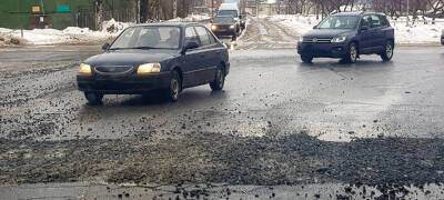 На перекрестке в центре Петрозаводска просел грунт и образовались большие выбоины (ФОТО) - stolicaonego.ru - Петрозаводск