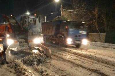 В Курске очередная рабочая ночь коммунальщиков завершилась вывозом из города 1366 тонн снега - chr.mk.ru - Курск