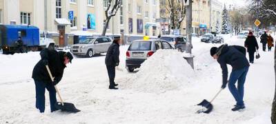 Должников отправили убирать снег в Петрозаводске - stolicaonego.ru - Петрозаводск - республика Карелия