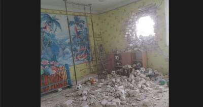 Внутри находились дети: оккупанты обстреляли детский сад в Станице Луганской (фото) - focus.ua - Украина - станица Луганская - Обстрелы