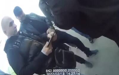Нападение на журналистов в Днепре: появилось видео с камеры полицейского - korrespondent.net - Украина - Украинск