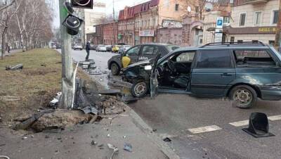 В центре Днепра произошла разрушительная автокатастрофа: видео момента - dnepr.politeka.net - Украина