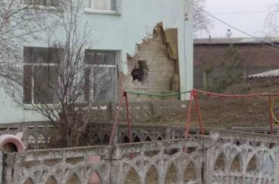Оккупанты обстреляли детский сад в Станице Луганской: два человека пострадали - prm.ua - Украина - станица Луганская