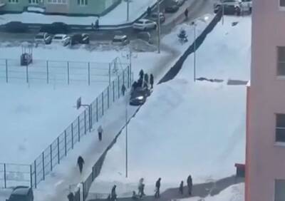 На улице Шереметьевской водитель перегородил тротуар возле детского сада - ya62.ru - Рязань